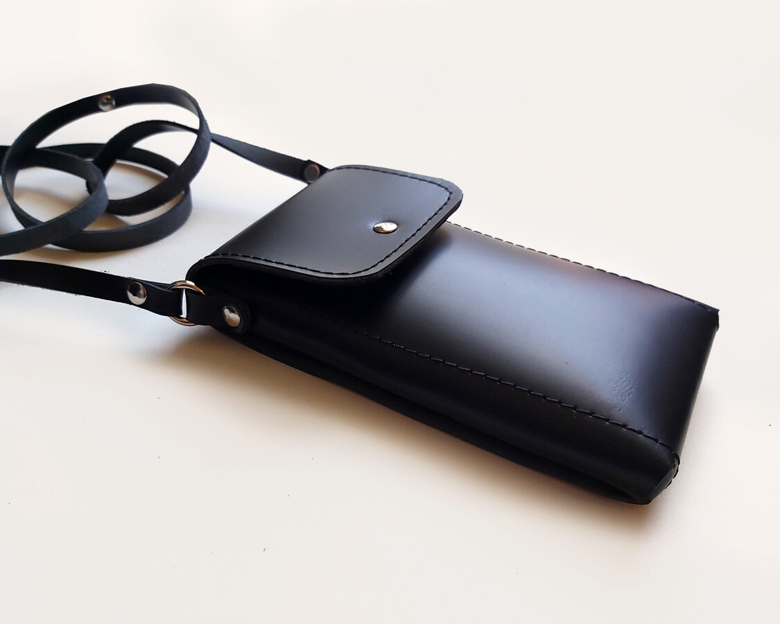 Melna ādas telefona somiņa ar plecu lenci un karšu kabatiņu