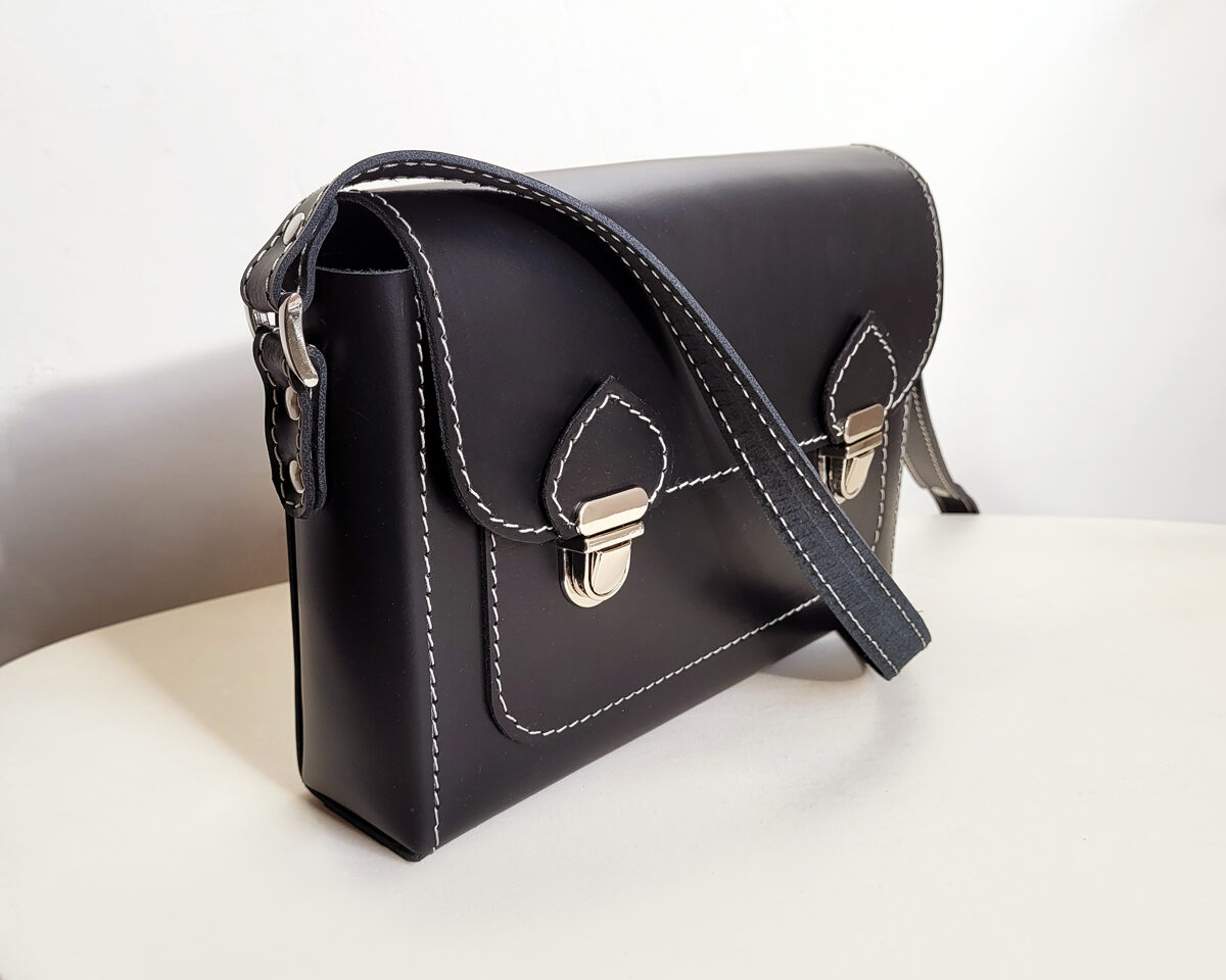 Melna ādas pastnieku stila soma ar pleca lenci