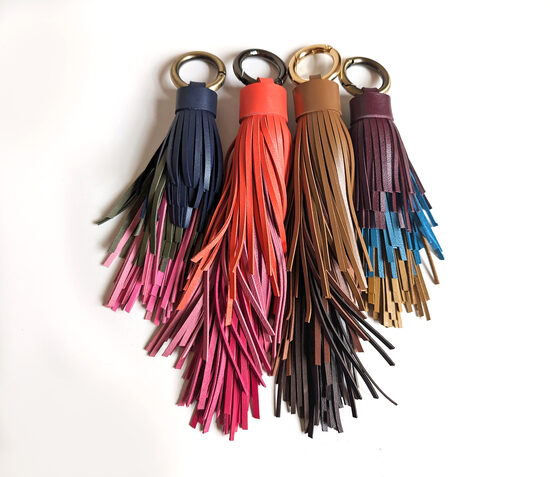 3 krāsu ādas pušķis somai- krāsas varat izvēlēties