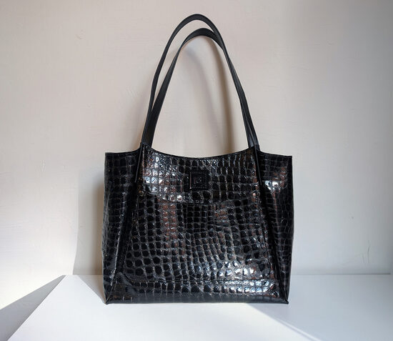 Melna liela plecu soma ar krokodilādas rakstu un papildus filca somu