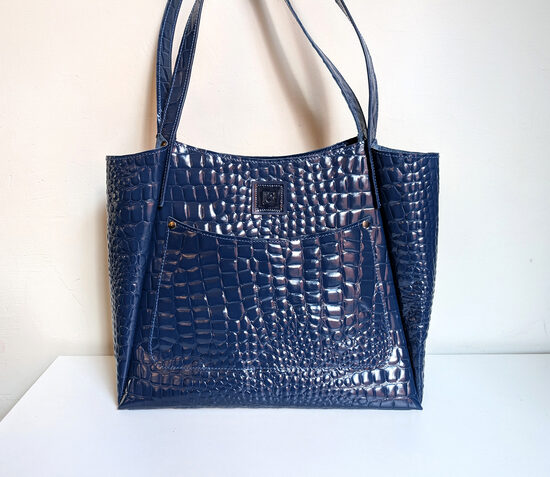 Zila liela plecu soma ar krokodilādas rakstu un papildus filca somu