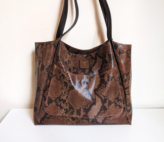 Brūna liela plecu soma ar čūskādas rakstu un papildus filca somu