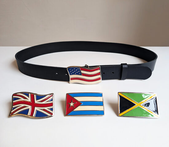 Melna vai brūna ādas josta ar karoga sprādzi