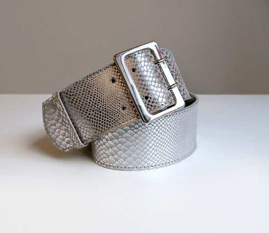 Sudraba plata ādas josta ar "čūskādas" rakstu un dubultu sprādzi