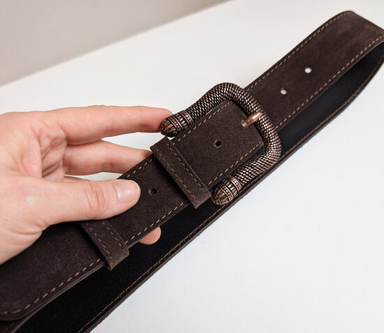 Tumši brūna zamšādas josta ar izteiksmīgu sprādzi vara krāsā