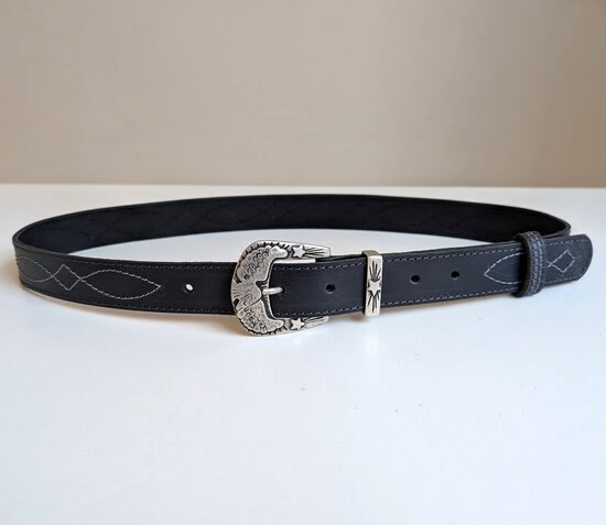 Melna ādas josta ar dekoratīvu metāla sprādzi un cilpiņu, 3,5 cm plata