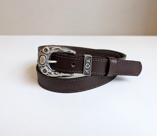 Tumši brūna ādas josta ar dekoratīvu metāla sprādzi un cilpiņu, 2,5 cm plata