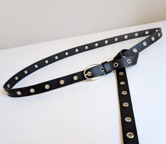 Ādas josta ar metāla caurumiem un garu sasienamu galu- 2 cm plata