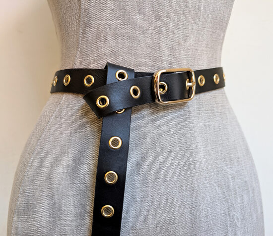 Ādas josta ar zelta metāla caurumiem un garu sasienamu galu- 2,5 cm plata