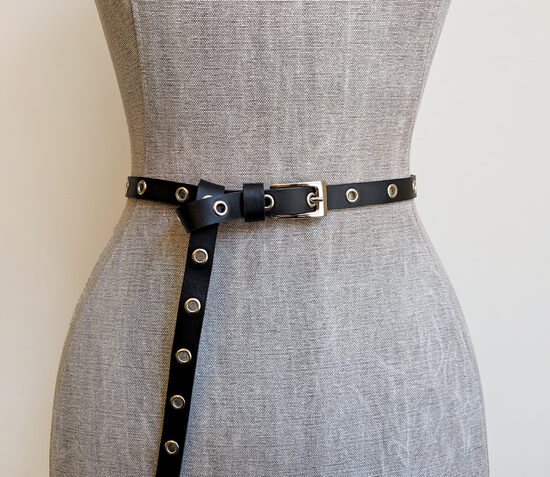 Ādas josta ar metāla caurumiem un garu sasienamu galu- 1,5 cm plata