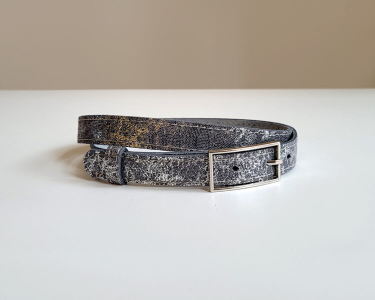 Pelēka ādas josta ar sudraba rakstu, 2 cm plata