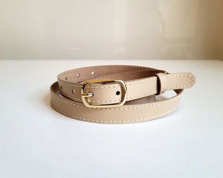 Bēša ādas josta ar zelta krāsas sprādzi. Platums 2 cm