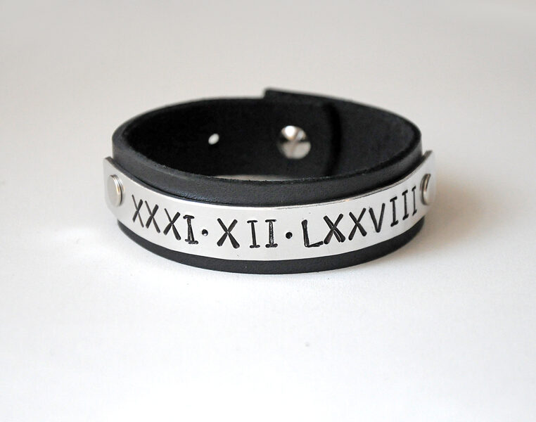 Personalizēta ādas aproce ar metālā iegravētu romiešu datumu