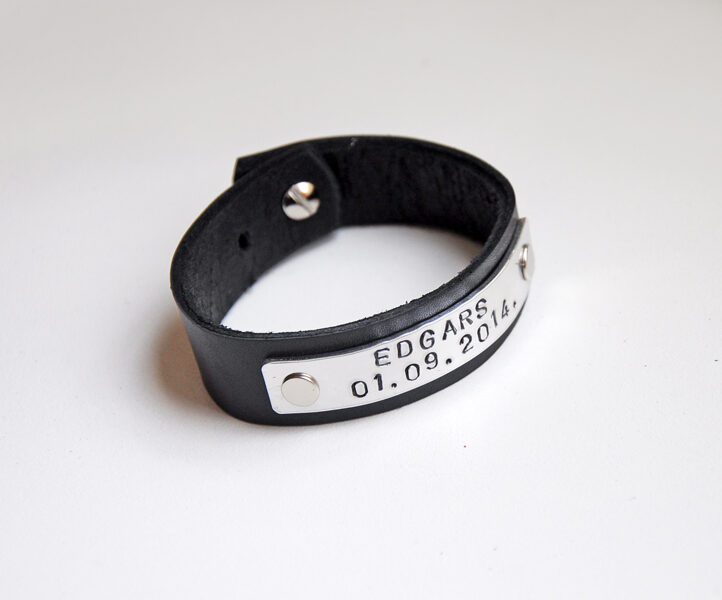 Personalizēta ādas aproce ar metālā iegravētu vārdu un datumu